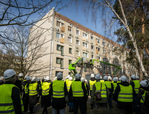 Sanierung wie im Flug: Baustellenbesuch beim ersten seriell sanierten Plattenbau in Deutschland