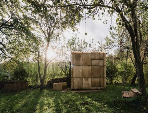 Gebaut aus Gebrauchtem: Upcycled Sauna in Brünn von Ika.architekti