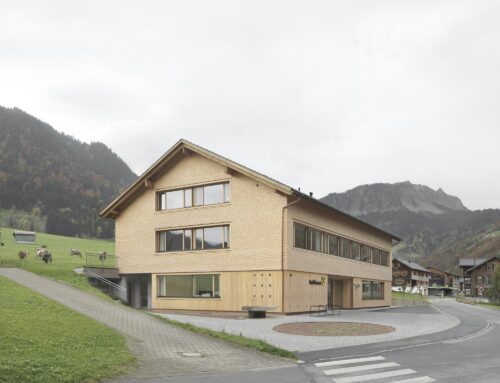 Sanierung Raiffeisenbank in Au: Hinterlüftete Holzfassade und helle Innenräume