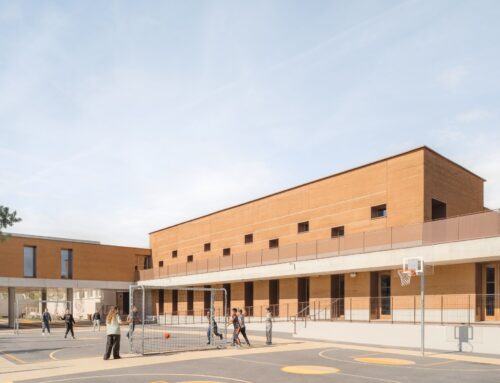 Stampflehm und Sitzfenster: Schule bei Lyon von NTSA Architectes