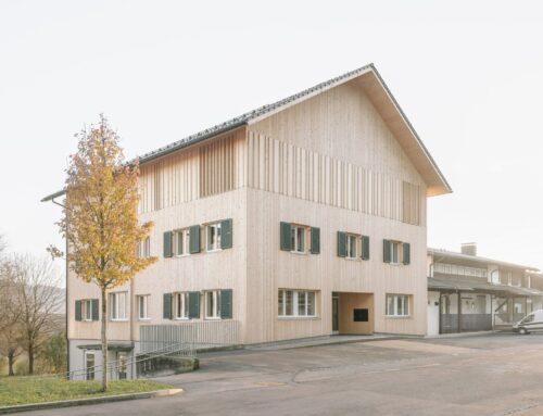 Geschlossen aufgestockt: Gemeindezentrum in Langen bei Bregenz von MWArchitekten