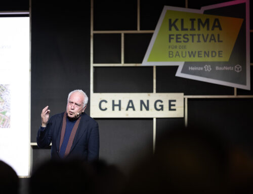 Prof. Dietmar Eberle hielt den Abschlussvortrag des Klimafestivals in Berlin und präsentierte zentrale Gedanken zur nachhaltigen Architektur.
