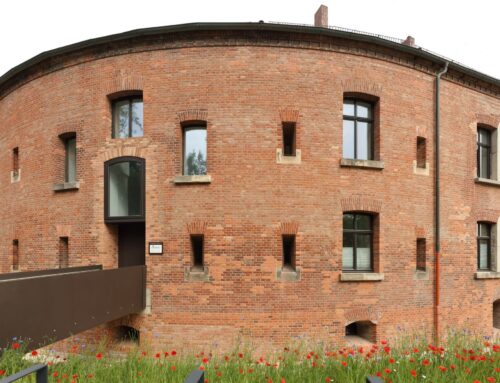 Wohnen und Arbeiten im alten Kriegsspital: Sanierung und Umbau in Neu-Ulm von f64