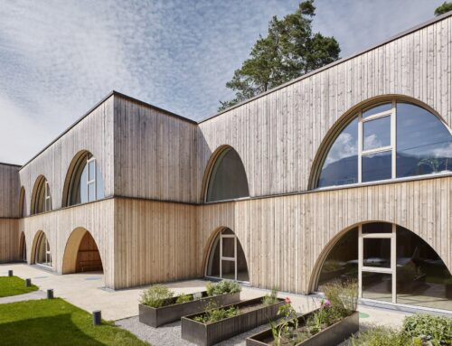 Holz-Bauklötze für die Gemeinschaft: Kita und Familienzentrum in Vorarlberg von Christian Schmoelz