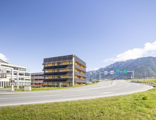 Kantonspolizei als Sonnenfänger: Verkehrsstützpunkt in Chur von Comamala Ismail Architectes