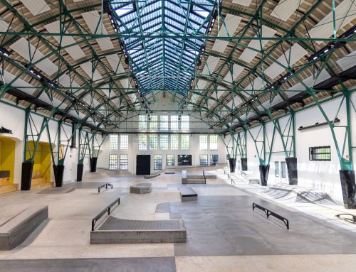 Ein Glasdach als eierlegende Wollmilchsau: Fabrikhallen-Umbau in München von Behnisch Architekten