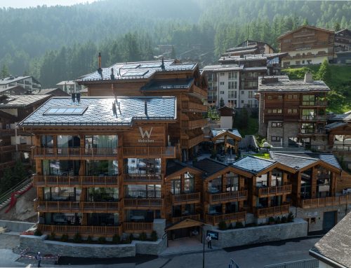 Hotel in Zermatt kombiniert Denkmalschutz und Photovoltaik mit Solarziegel