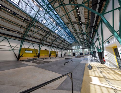 Ein Glasdach als eierlegende Wollmilchsau: Fabrikhallen-Umbau in München von Behnisch Architekten