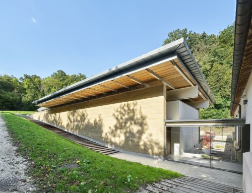Diskreter Lehm in Châteaufort: Mehrzweckhalle bei Paris von Berellini Architecte & Associés