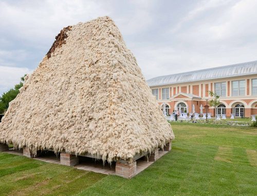 Unterm Wolldach: Eine Skulptur im Schlosspark Grafenegg untersucht das Potenzial von Schafwolle als Baustoff