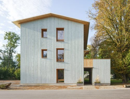 Lehm und Holz, ein kongeniales Paar: Forschungshäuser 4 und 5 von Florian Nagler Architekten in Bad Aibling