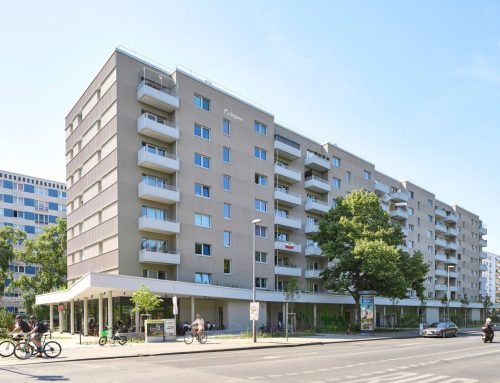 Platte in Holz-Hybrid: Wohnungsbau von roedig.schop und weberbrunner in Berlin